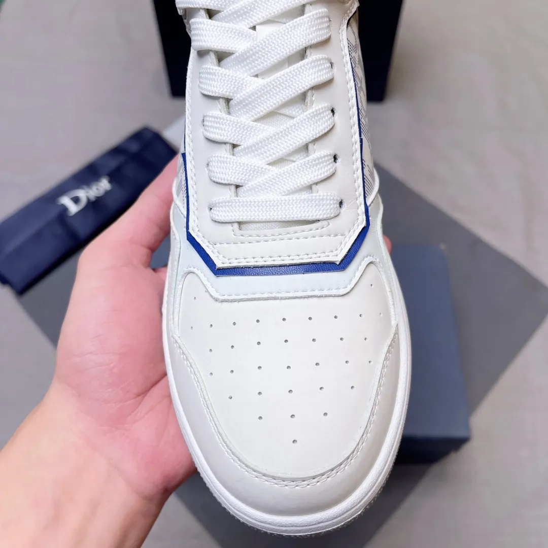 p440 "Dio*" mid-top B27 casual sneakers. This B27 high-top sneaker is a new product in the series and continues Di*r's classic style. Crafted from gray and white smooth calf leather with beige and black Oblique print panels on the sides. The "CD Icon" shaped shoelace eyelets are clever and delicate, and the two-color rubber sole, rear collar and heel are all equipped with the brand's iconic details to enhance the style. Oblique printed straps at the ankle allow for an adjustable fit to complement the overall design. Fashionable and versatile, it can complement any look. Create an exquisite design with unique dynamic vitality and modern atmosphere, presented in low-top and high-top styles. This new must-have shoe adds a new dimension to Dior's archive heritage, embodying modern elegance. Purchase the original version and make it 1:1. If you need top quality, please come to me! Male 38-44! No. 067